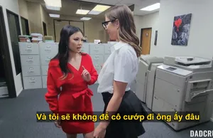 Em thư ký trở về nhà trọ với quản lý trong tình trạng bất tỉnh vì say