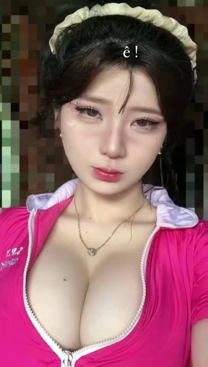 Vừa nắc vừa nghe điện thoại của chồng